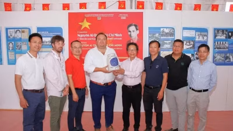 Vu Mai Hoang, Director of the Technology Department and Vice Chairman of the Nhan Dan Newspaper Journalists’ Association (fourth from the right), presents a commemorative gift to a representative of L’Humanité Newspaper.