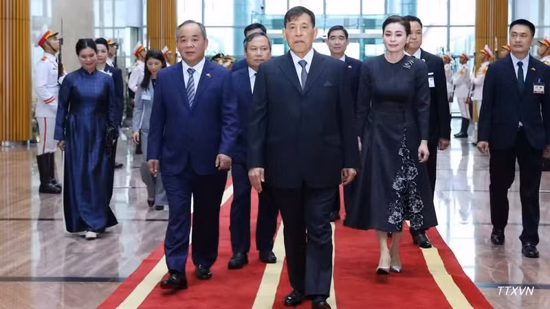 King of Thailand Maha Vajiralongkorn Phra Vajiraklaochaoyuhua and Queen Suthida Bajrasudhabimalalakshana arrive in Ha Noi on September 14. (Photo: VNA)