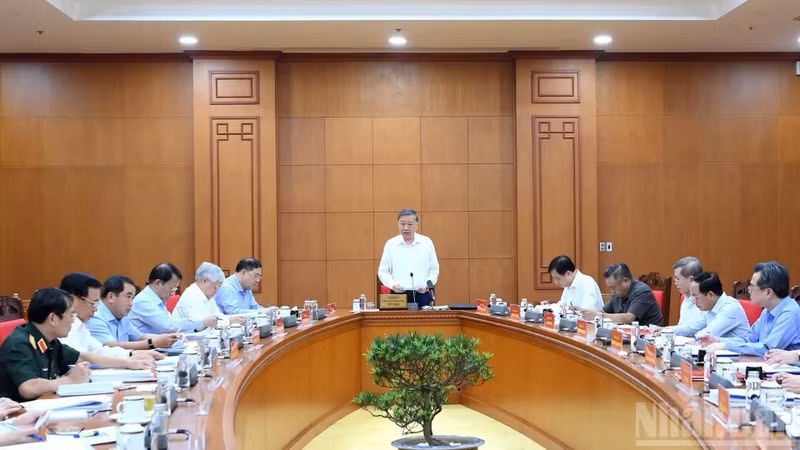 General Secretary of the Communist Party of Vietnam (CPV) Central Committee and President To Lam chairs the working session with the Party Central Committee's Commission for Policy and Strategy in Ha Noi on September 14 to discuss a draft project on new regulations concerning Party members engaged in the private sector. (Photo: VNA)