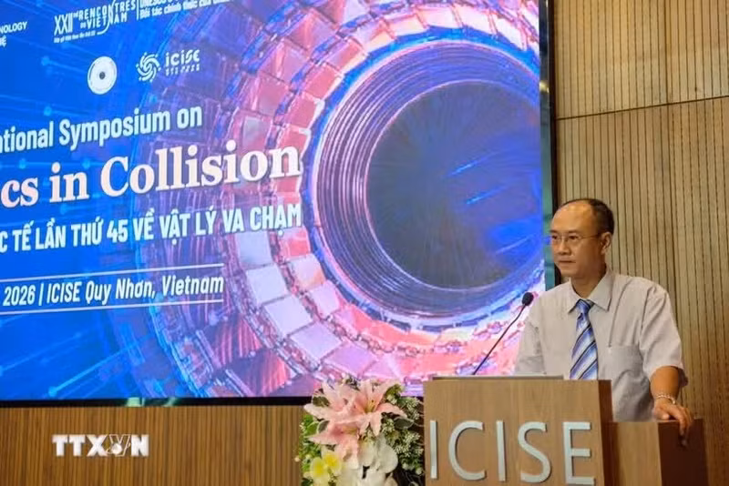 Deputy Director of the Gia Lai provincial Department of Science and Technology Phan Ho Giang speaks at the 45th International Symposium on Physics in Collision on October 6. (Photo: VNA)