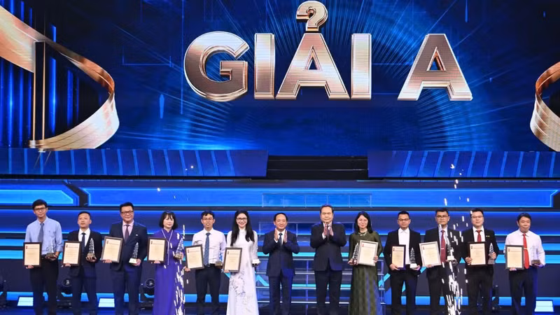 National Assembly Chairman Tran Thanh Man (6th from right) and Chairman of the Party Central Committee’s Commission for Information, Education and Mass Mobilisation Trinh Van Quyet (7th from right) present A prizes to award-winning authors and groups of authors at the 20th National Press Awards Ceremony. (Photo: NDO)