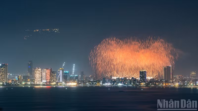 The 4th night of DIFF 2026 illuminates the sky of the city on the Han River.