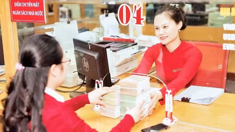 Customers transacting at Agribank Thanh Hoa branch.