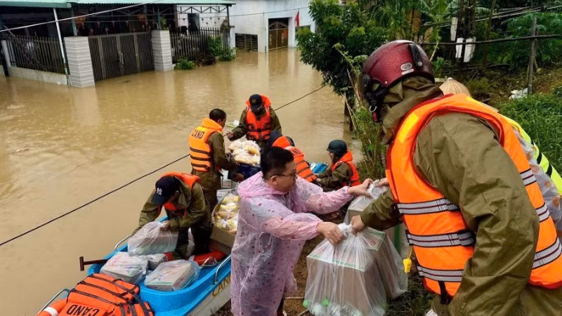 Da Nang provides emergency support people overcome consequences of natural disasters and floods.