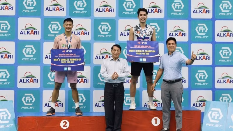 The Organising Committee awards Gold and Silver Medals in the men’s singles.
