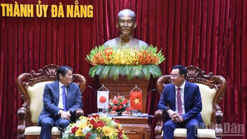 Le Ngoc Quang, member of the Party Central Committee, Secretary of the Da Nang City Party Committee meets with Japanese Ambassador to Viet Nam Ito Naoki. (Photo: ANH DAO)