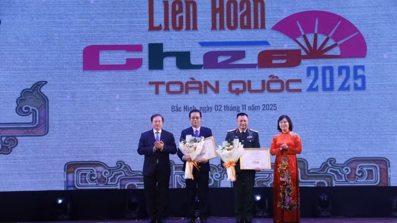 Deputy Minister of Culture, Sports and Tourism Ta Quang Dong and Permanent Vice Chairwoman of the Bac Ninh Provincial People’s Council Tran Thi Hang award Gold Medals to two plays from the Army Cheo Theatre and the Bac Ninh Cheo Theatre.