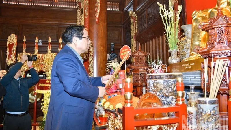 At the Ho Chi Minh Memorial House within the E2 Hill historical site, PM Chinh and the delegation laid flowers and offered incense to commemorate and express their boundless gratitude to great President Ho Chi Minh – a national hero and a great man of culture - who dedicated his whole life to the country and the people. (Photo: NDO)