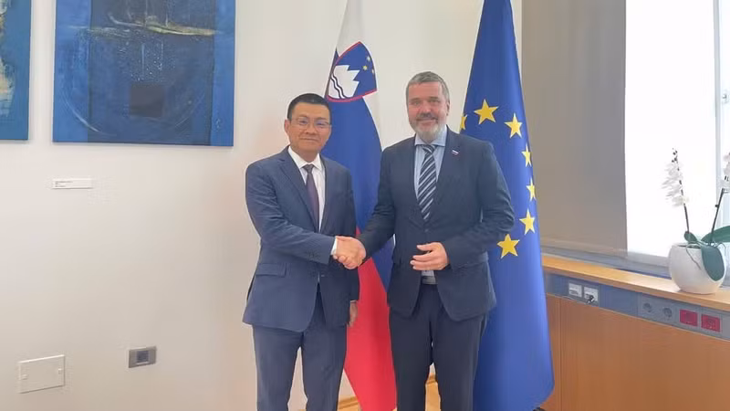 Vietnamese Ambassador to Austria and Slovenia Vu Le Thai Hoang and Slovenian Foreign Minister Tone Kajzer.
