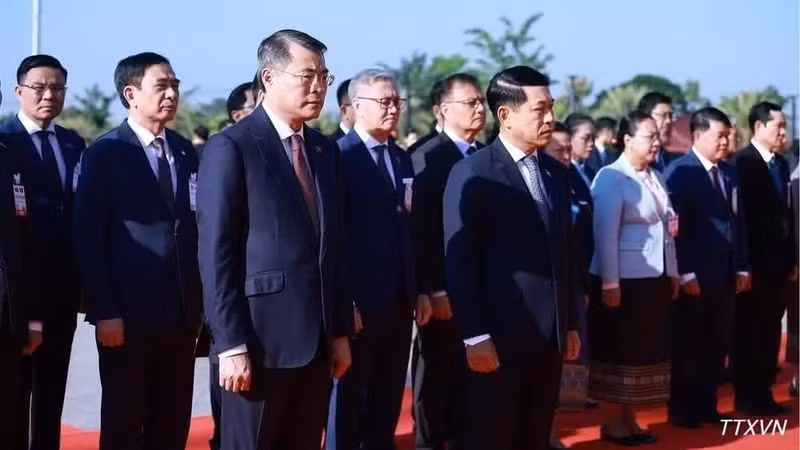 Prime Minister Le Minh Hung and Lao Prime Minister Saleumxay Kommasith lay flowers at the Laos–Viet Nam Friendship Park. (Photo: VNA)