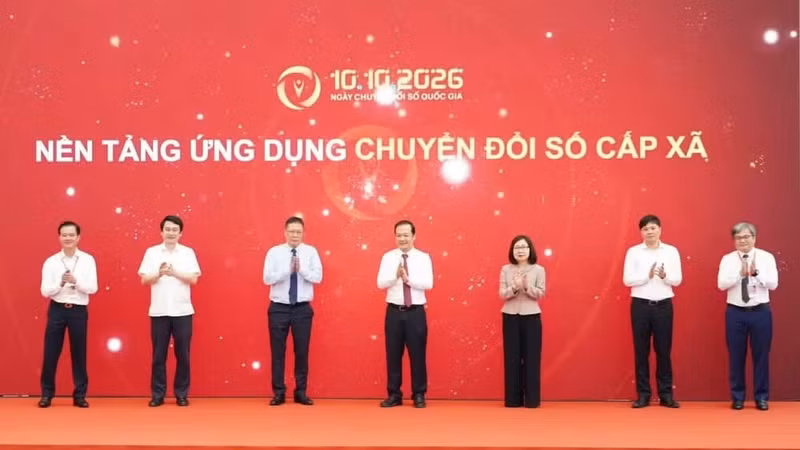 Deputy Minister of Science and Technology Pham Duc Long and other delegates perform the ceremonial button-press to launch a digital transformation application platform for the commune level. (Photo: Ministry of Science and Technology)