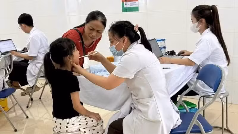 Medical staff at the Ba Vi Commune Health Station (Ha Noi) conduct health check-ups for local children.