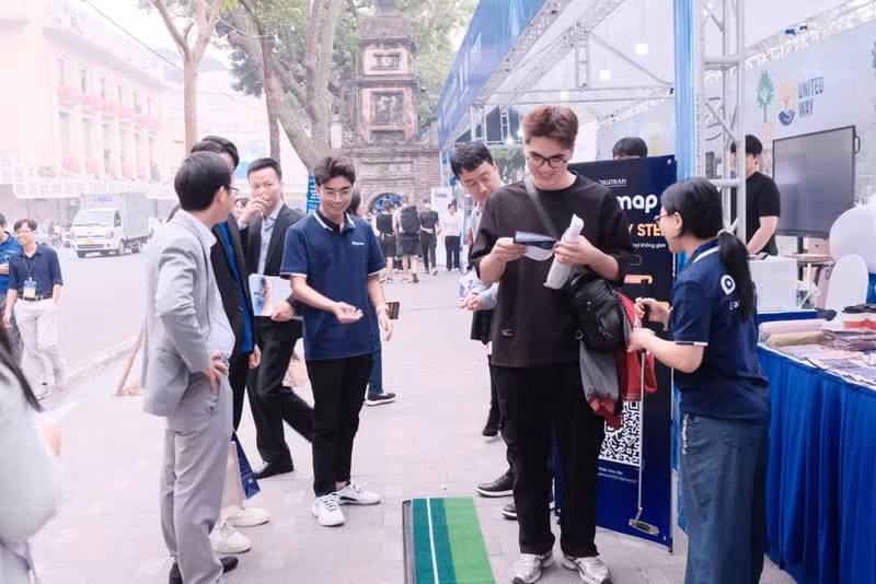 People visit and experience technology products at Techfest 2025, thereby spreading the spirit of innovative entrepreneurship.
