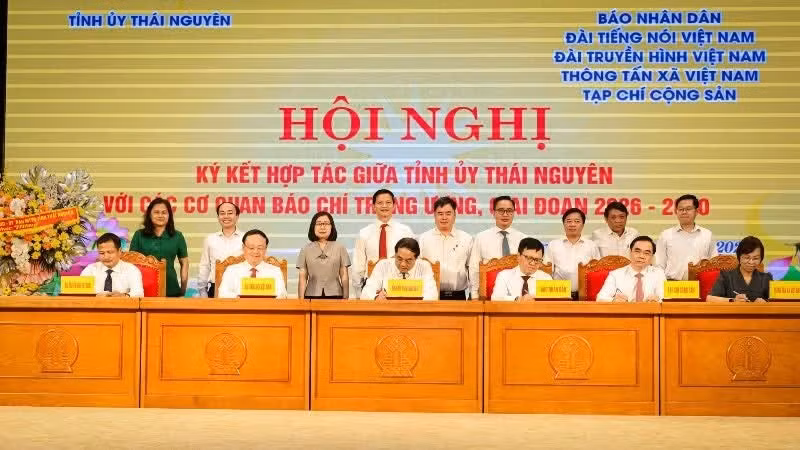 At the cooperation programme signing ceremony in Thai Nguyen province on June 11. (Photo: NDO)