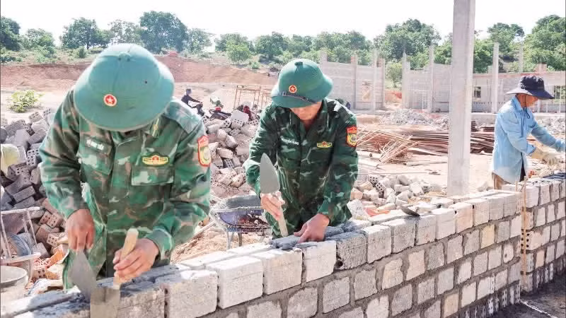 Gia Lai Provincial Border Guard supports the construction of a border school in Ia Puch Commune (Photo: CONG CUONG)