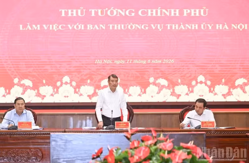 Prime Minister Le Minh Hung chairs the working session with the Standing Board of the Ha Noi Party Committee on June 11. (Photo: NDO)