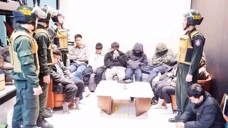 Police forces raid the headquarters of the “Xoi Lac TV” system. (Photo: A05)