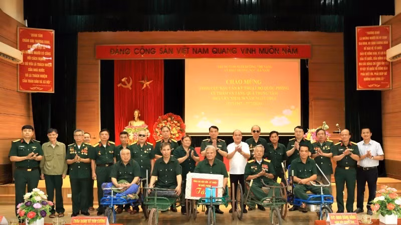 General Department of Logistics and Technology presents gifts to war invalids and sick soldiers in Ninh Binh and Hung Yen.