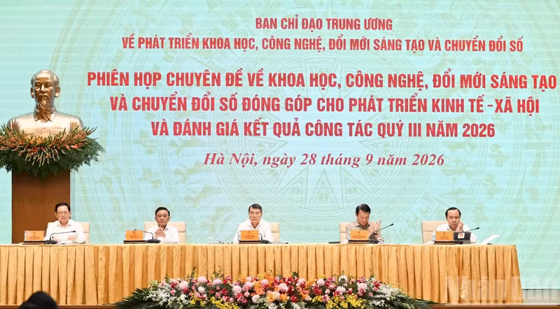 Prime Minister Le Minh Hung chairs an online meeting on September 28 to explore ways science and technology, innovation and digital transformation can contribute more effectively to socio-economic growth. (Photo: NDO)