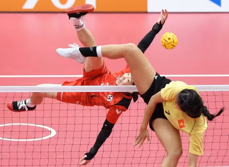 A Vietnamese athlete (in yellow) compete against a Korean athlete in the women’s doubles semifinal of sepak takraw at 2026 ASIAD. (Photo: Yonhap/VNA)