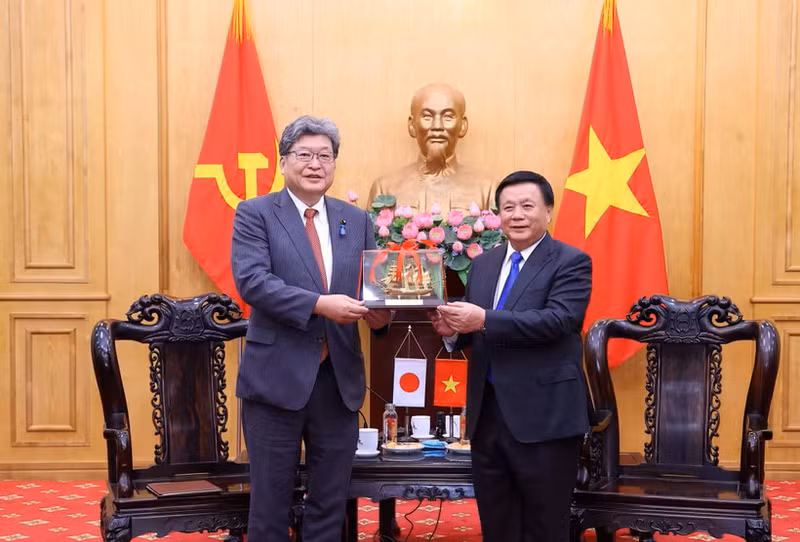 Prof. Dr Nguyen Xuan Thang, Chairman of the Central Theory Council (right), and Koichi Hagiuda, Acting Secretary-General of Japan’s Liberal Democratic Party (LDP) at their meeting on July 21 (Photo:VNA)