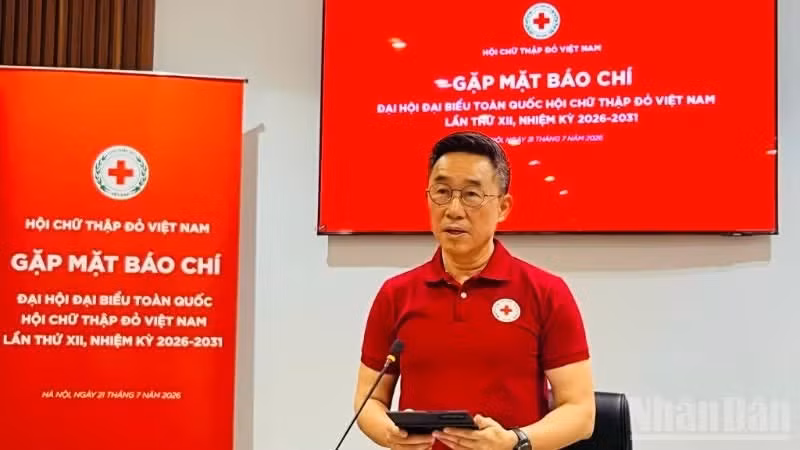 Vice President and Secretary General of the Viet Nam Red Cross Society, Nguyen Hai Anh, speaks at the press conference.