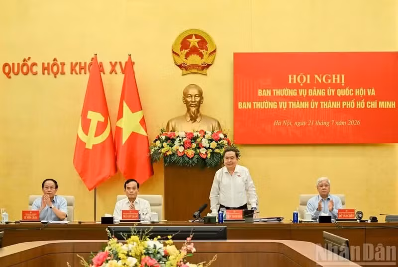 National Assembly Chairman Tran Thanh Man (standing) addresses the meeting between the Standing Board of the NA Party Committee and the Standing Board of the Ho Chi Minh City Party Committee on July 21. (Photo: VNA)