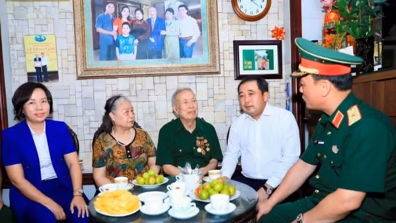Secretary of Ha Noi Party Committee visits the family of war veteran Vu Dinh Hoi.