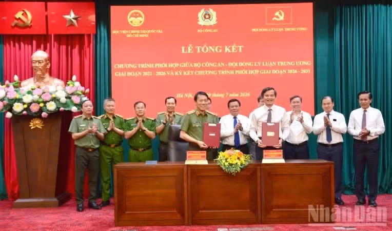 General Luong Tam Quang, Politburo Member, Minister of Public Security; and Comrade Doan Minh Huan, Politburo Member, Director of the Ho Chi Minh National Academy of Politics, sign a cooperation programme for the 2026-2031 period. (Photo: PHAM CUONG)