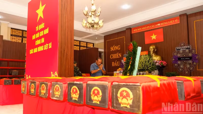 People pay their respects to the heroic martyrs at Le Thi Rieng Park.