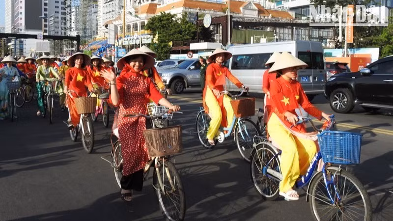 Thousands of women dressed in vibrant ao dai cycled along the streets of Nha Trang, becoming "cultural ambassadors" promoting the image of a dynamic and friendly Khanh Hoa to international visitors.