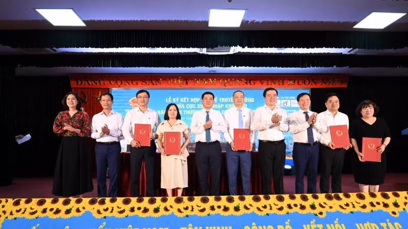 An overview of the signing ceremony of the communication programme between the Import and Export Department and press agencies of the industry and trade sector.