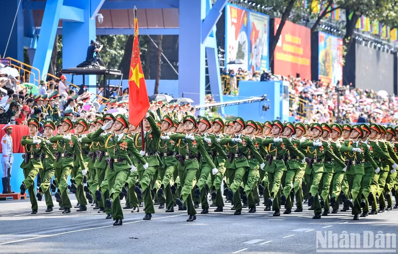 The bloc of male People’s Public Security officers at the general rehearsal of the parade, marching to celebrate the 50th anniversary of the Liberation of the South and National Reunification Day. (Photo: THANH DAT)