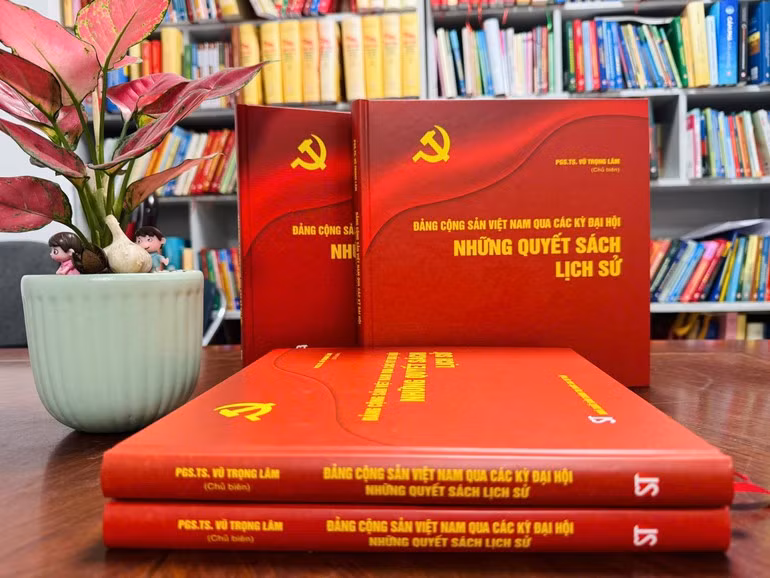 The book entitled “The Communist Party of Viet Nam through the Congresses - Historical Decisions” has just been published by the Su That (Truth) National Political Publishing House.