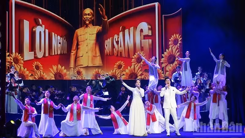 Meritorious Artist Khanh Ngoc and singer Dao Mac perform a segment in the programme. (Photo: Linh Bao)