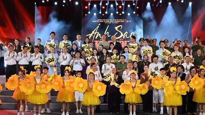Ho Chi Minh City leaders and artists participate in the art programme entitled “The Star of the Fatherland”. (Photo: Organizing Committee)
