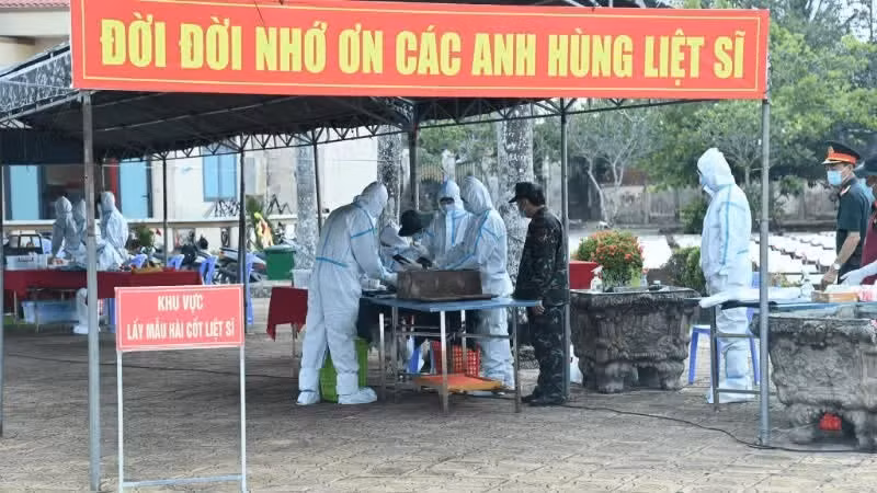 Armed forces collect samples of remains of unidentified martyrs at O Mon Martyrs' Cemetery, Can Tho. (Photo: VAN UT)