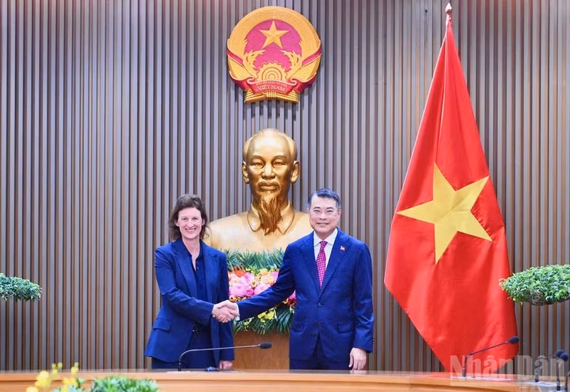 Prime Minister Le Minh Hung receives CEO of FTSE Russell Fiona Bassett in Ha Noi on September 17, 2026. (Photo: NDO)