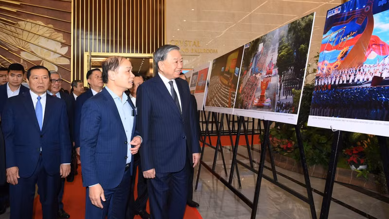 General Secretary To Lam visits the exhibition space showcasing books, photos, and achievements of digital transformation in journalism.