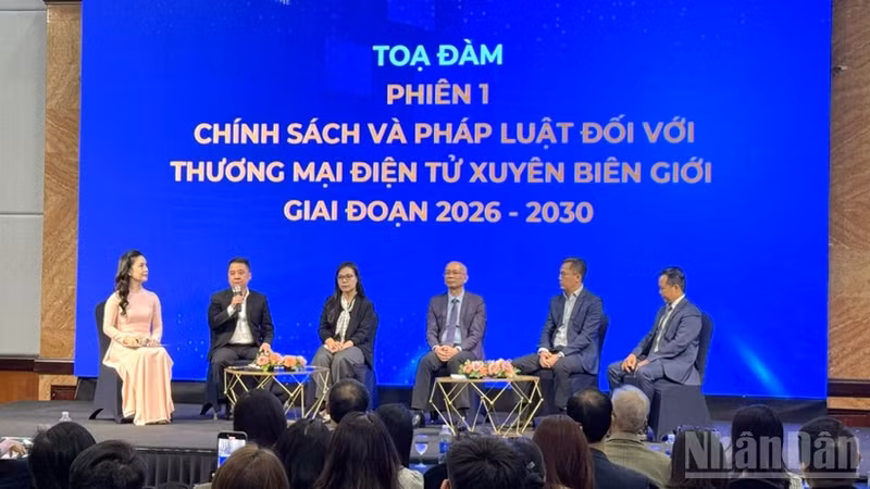 Speakers participating in the panel discussion. (Photo: TRUNG HUNG)