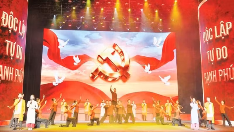 Artistic performance welcoming the awards ceremony for the 2nd Political Commentary Contest on Protecting the Party’s Ideological Foundation in 2026. (Photo: The Dai)