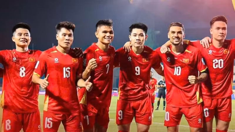 Vietnamese players celebrate with Dinh Bac. (Photo: VFF)