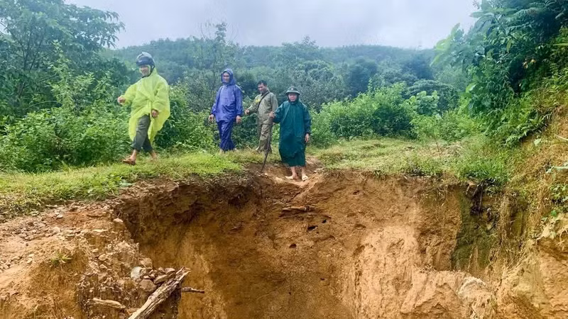 Leaders of Tra Doc Commune inspect landslide sites in the area.