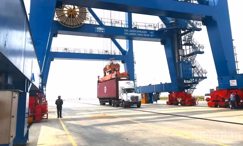 Unlocking waterway transport for the Red River Delta. (Photo: AN NGUYEN)