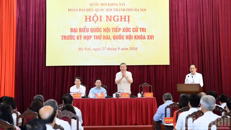 General Secretary of the Communist Party of Viet Nam Central Committee and President To Lam (right) at the meeting with Ha Noi's voters on September 27. (Photo: NDO)