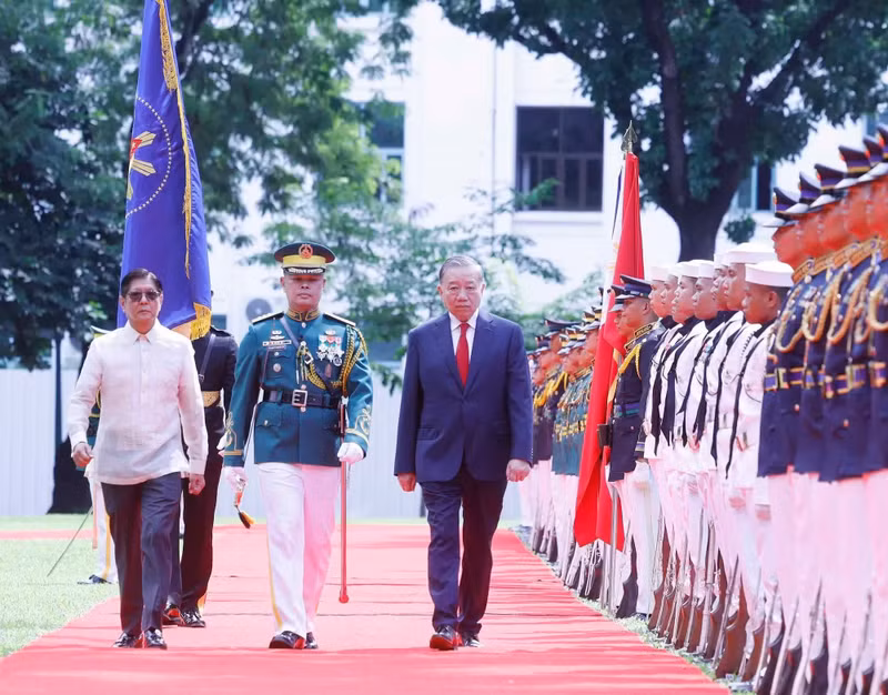 General Secretary of the Communist Party of Viet Nam Central Committee and State President To Lam (3rd from left) and Philippine President Ferdinand Romualdez Marcos Jr. review the guard of honour during the official welcome ceremony for the former in Manila on June 1, 2026. (Photo: VNA)