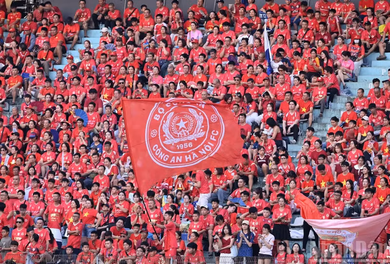 Ha Noi Police fans flock to Hang Day Stadium to cheer on their champions.
