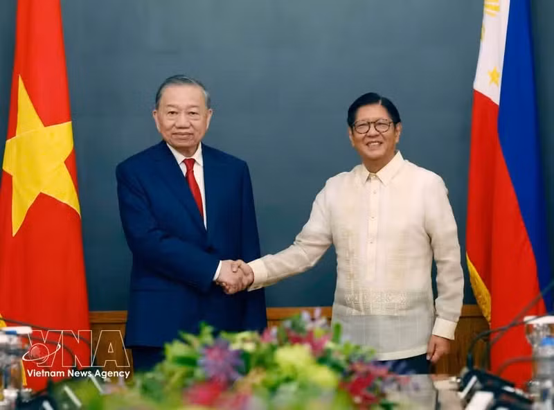 General Secretary of the Communist Party of Vietn Nam (CPV) Central Committee and State President To Lam (L) and Philippine President Ferdinand Romualdez Marcos Jr. before their talks in Manila on June 1. (Photo: VNA)