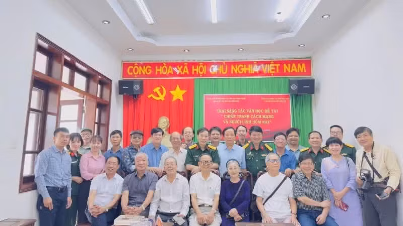 Artists and writers participate in the literary writing camp of the Army Literature and Arts Magazine.