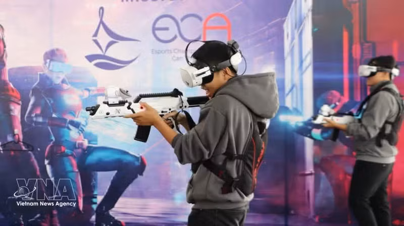 Students experience virtual reality games. (Photo: VNA) 
